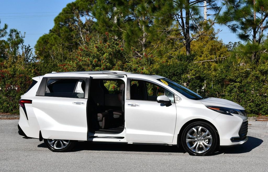 Used 2024 Toyota Sienna Platinum image 10