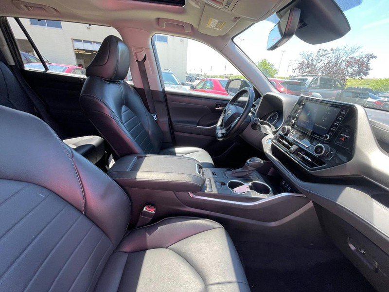 Used 2022 Toyota Highlander XLE AWD/4WD image 7