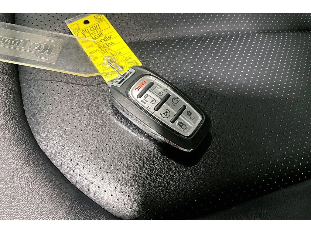 Used 2024 Chrysler Pacifica Touring-L image 12