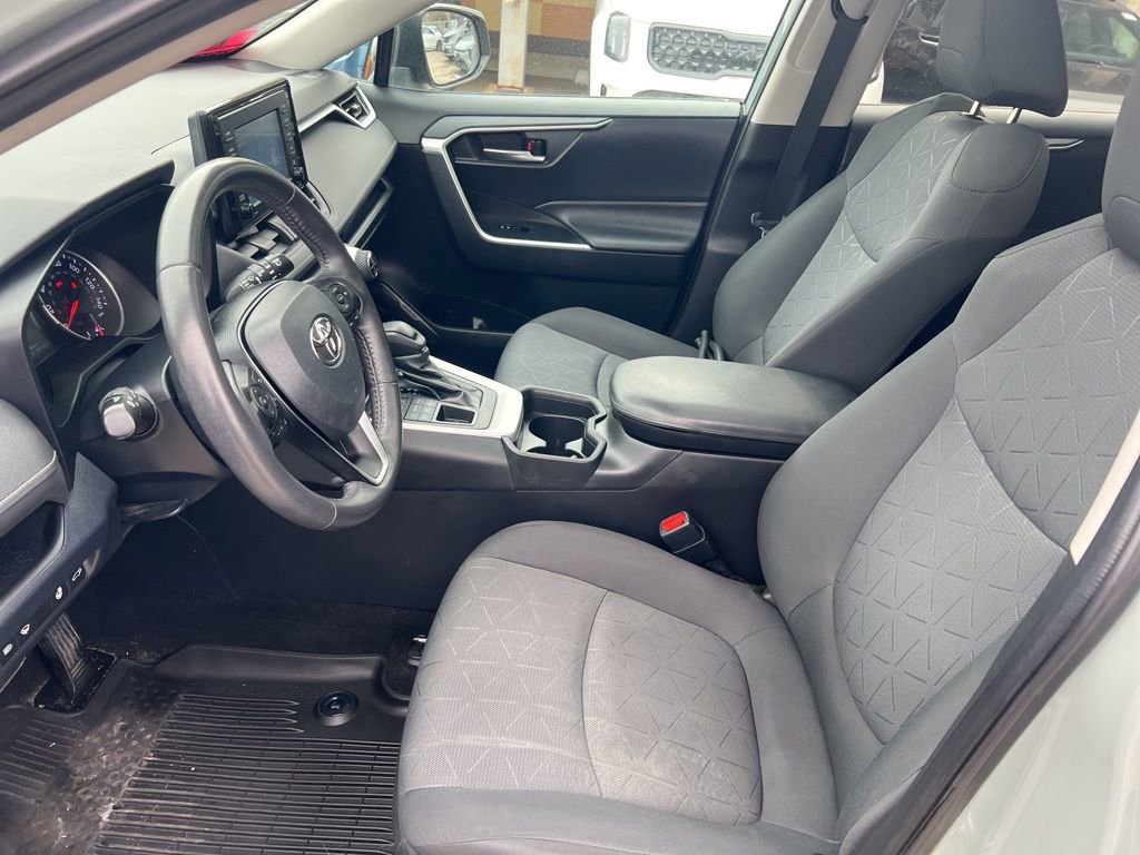 Used 2020 Toyota RAV4 XLE w/ Convenience Package image 4