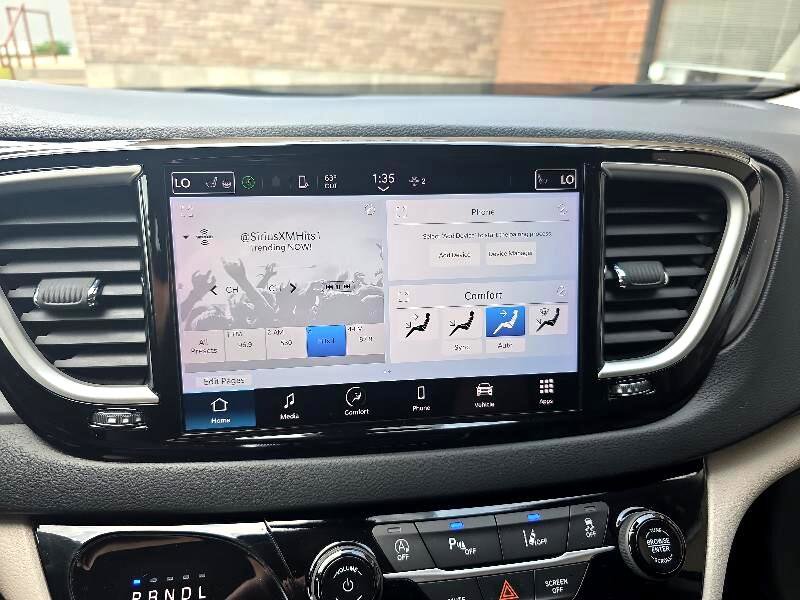 Used 2024 Chrysler Pacifica Touring-L image 10
