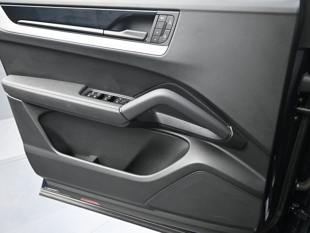 Certified 2024 Porsche Cayenne Coupe image 23