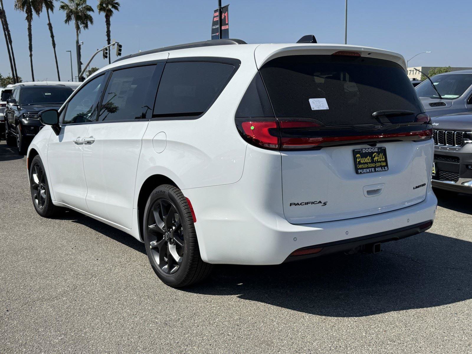New 2026 Chrysler Pacifica Limited w/ S Appearance Package FWD image 3