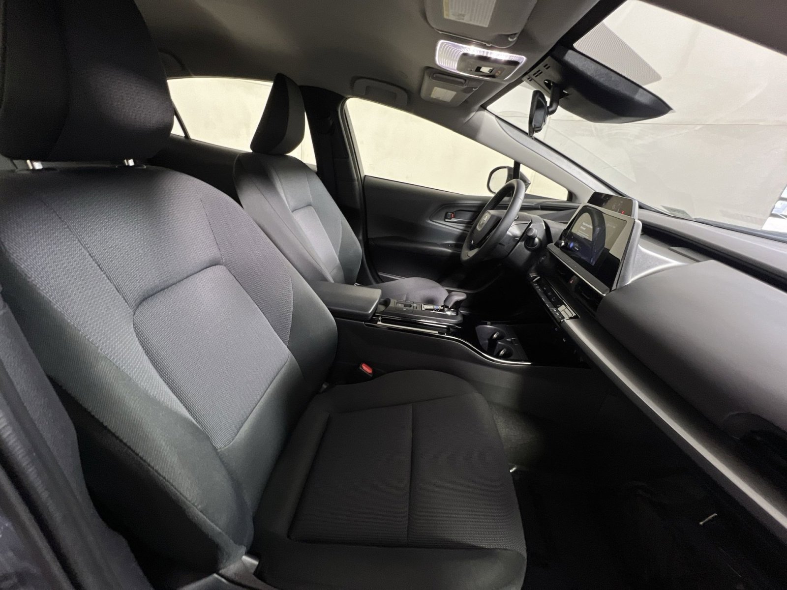 Used 2025 Toyota Prius LE image 25