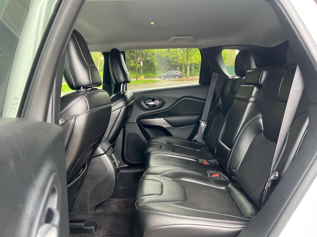 Used 2019 Jeep Cherokee Latitude Plus AWD/4WD image 33
