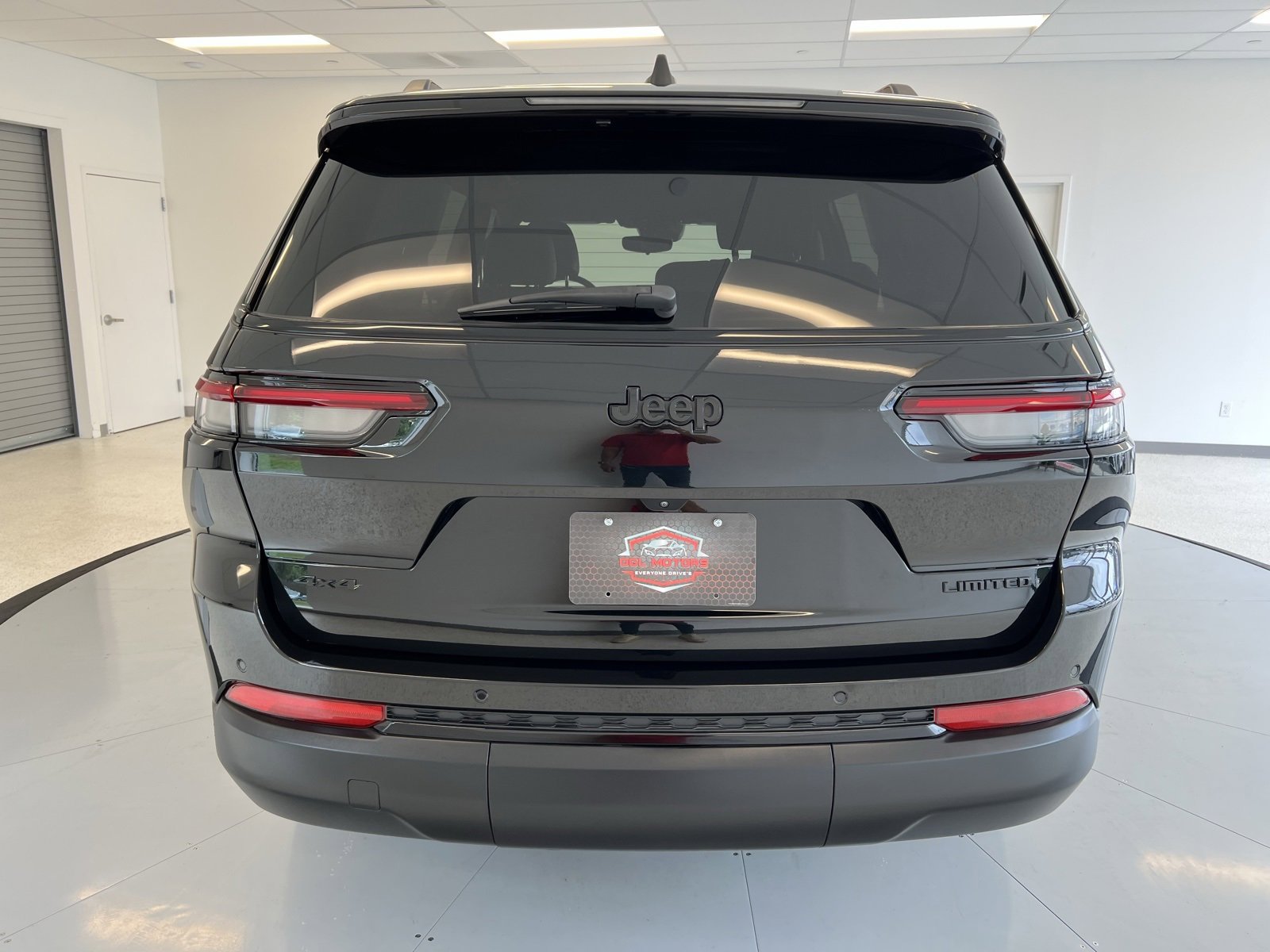 Used 2024 Jeep Grand Cherokee L Limited w/ Black Appearance Package image 6