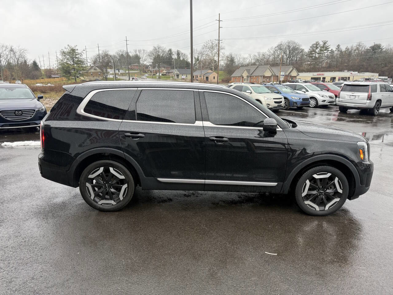 Used 2023 Kia Telluride EX w/ EX Captain's Chair Package image 6