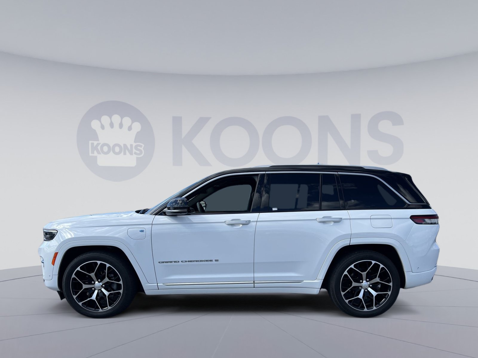 Used 2023 Jeep Grand Cherokee Summit AWD/4WD image 2