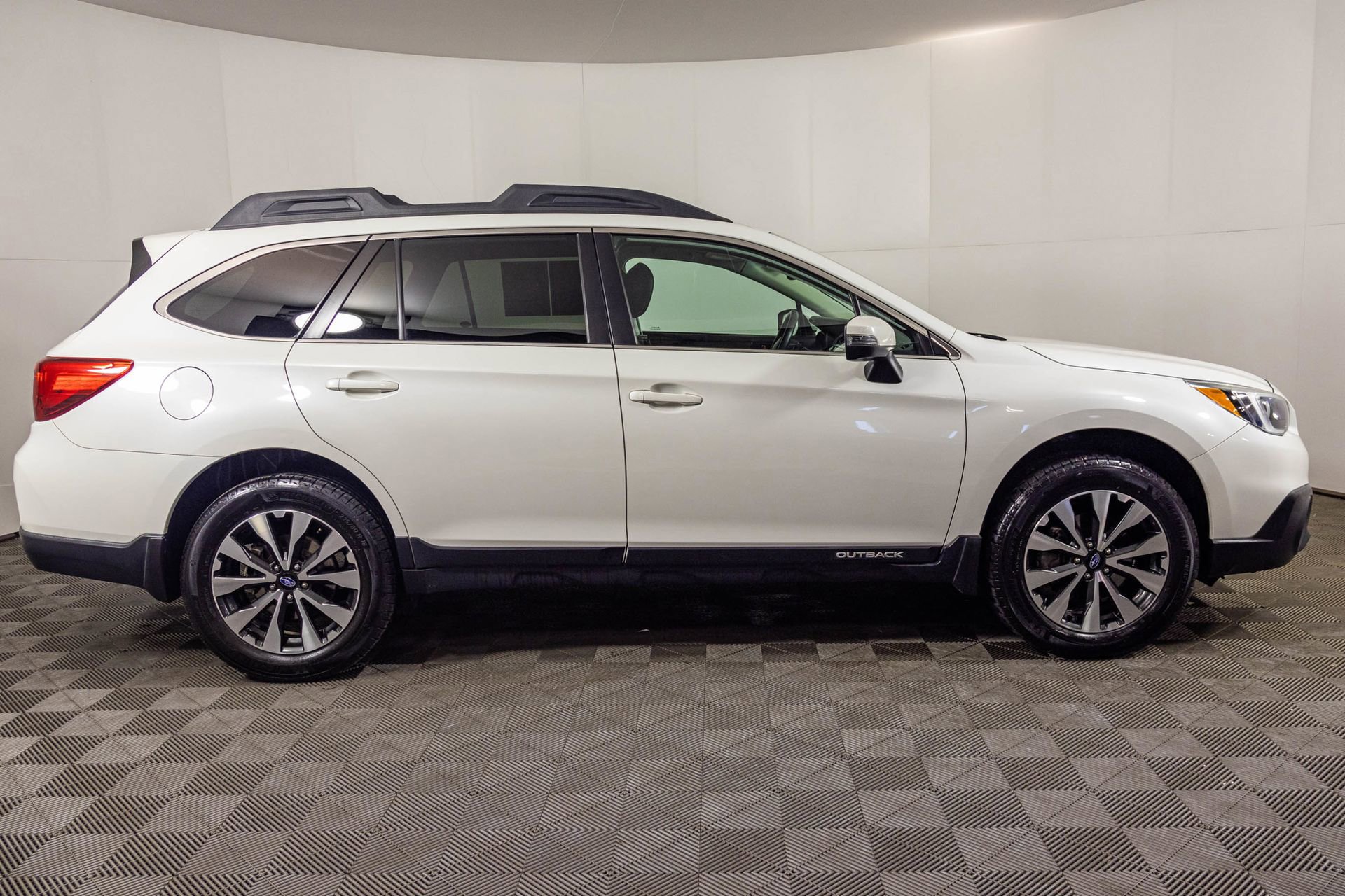 Used 2017 Subaru Outback 2.5i Limited w/ Popular Package #5 image 14