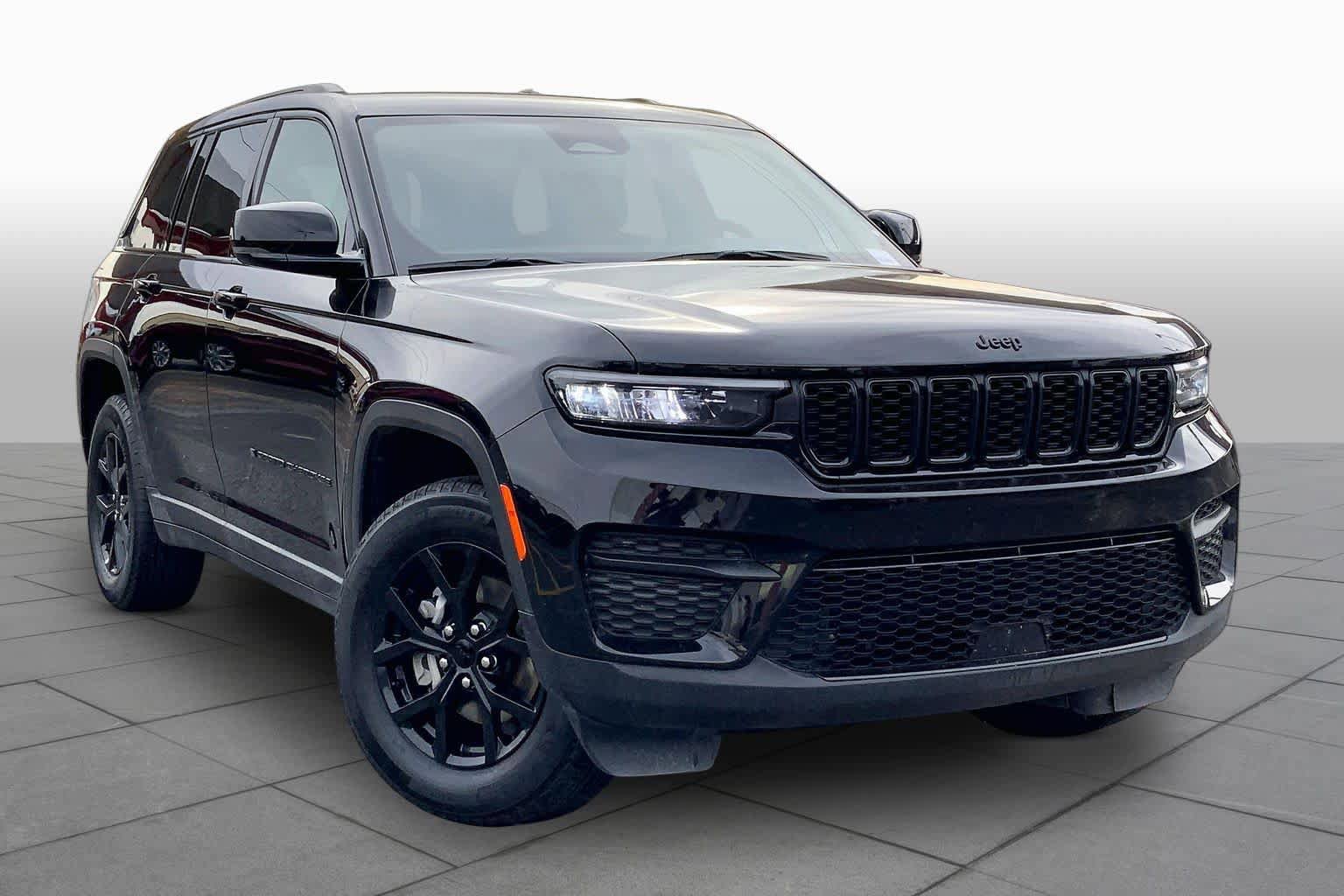 Used 2025 Jeep Grand Cherokee Altitude AWD/4WD image 3