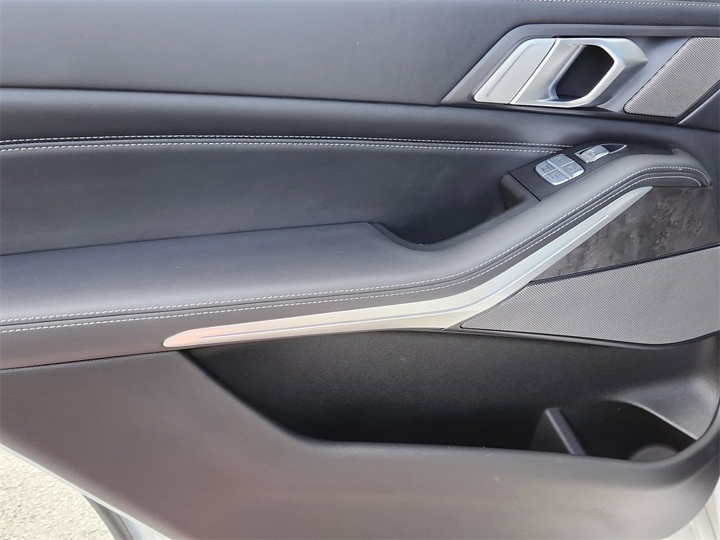 Used 2021 BMW X7 M50i image 12