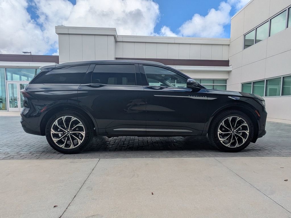 Used 2024 Lincoln Nautilus Reserve image 4