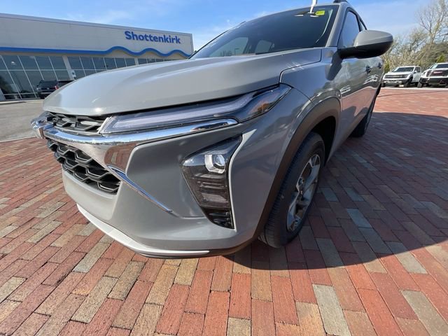 Used 2025 Chevrolet Trax LT w/ Driver Confidence Package image 8