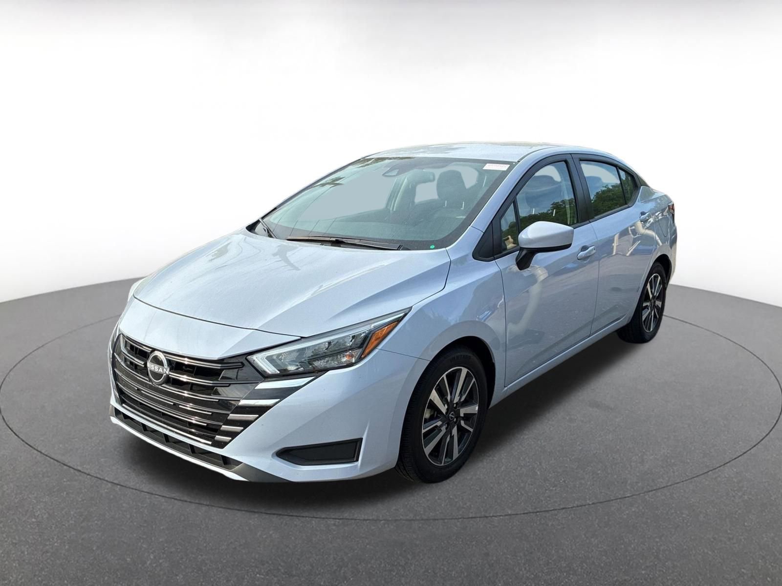 Used 2025 Nissan Versa SV image 3