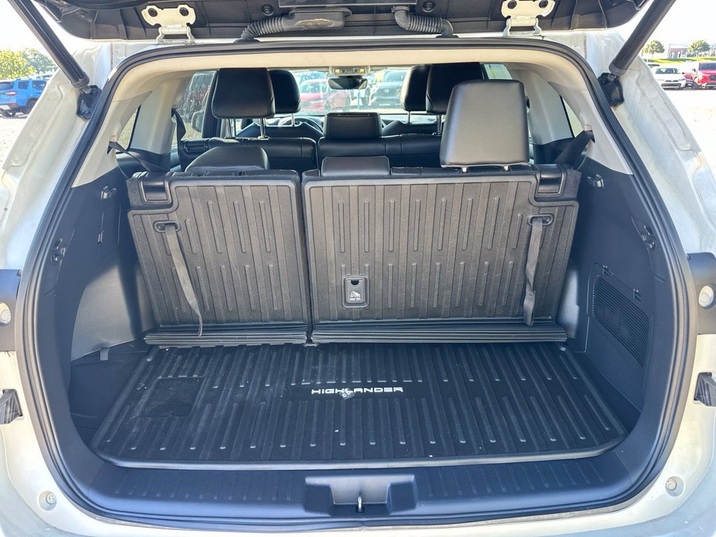 Used 2023 Toyota Highlander XLE AWD/4WD image 10