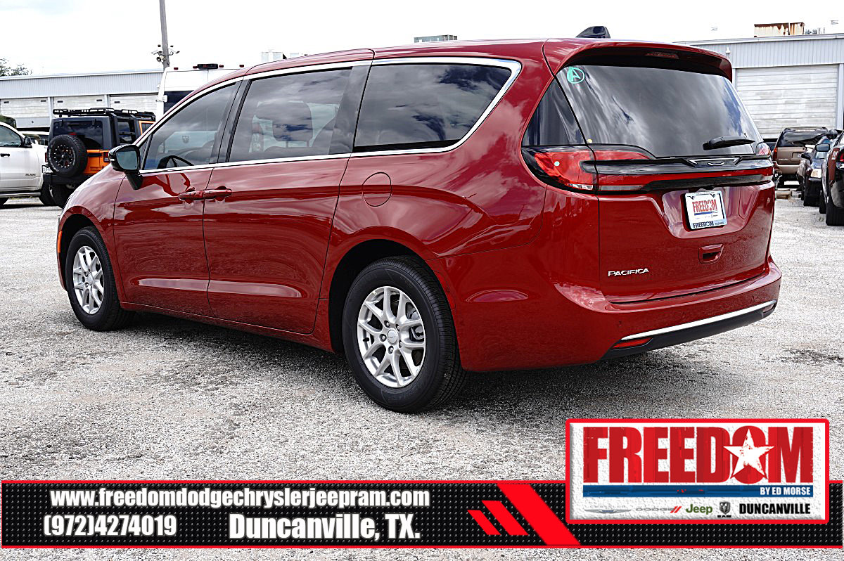 New 2027 Chrysler Pacifica Select FWD image 3