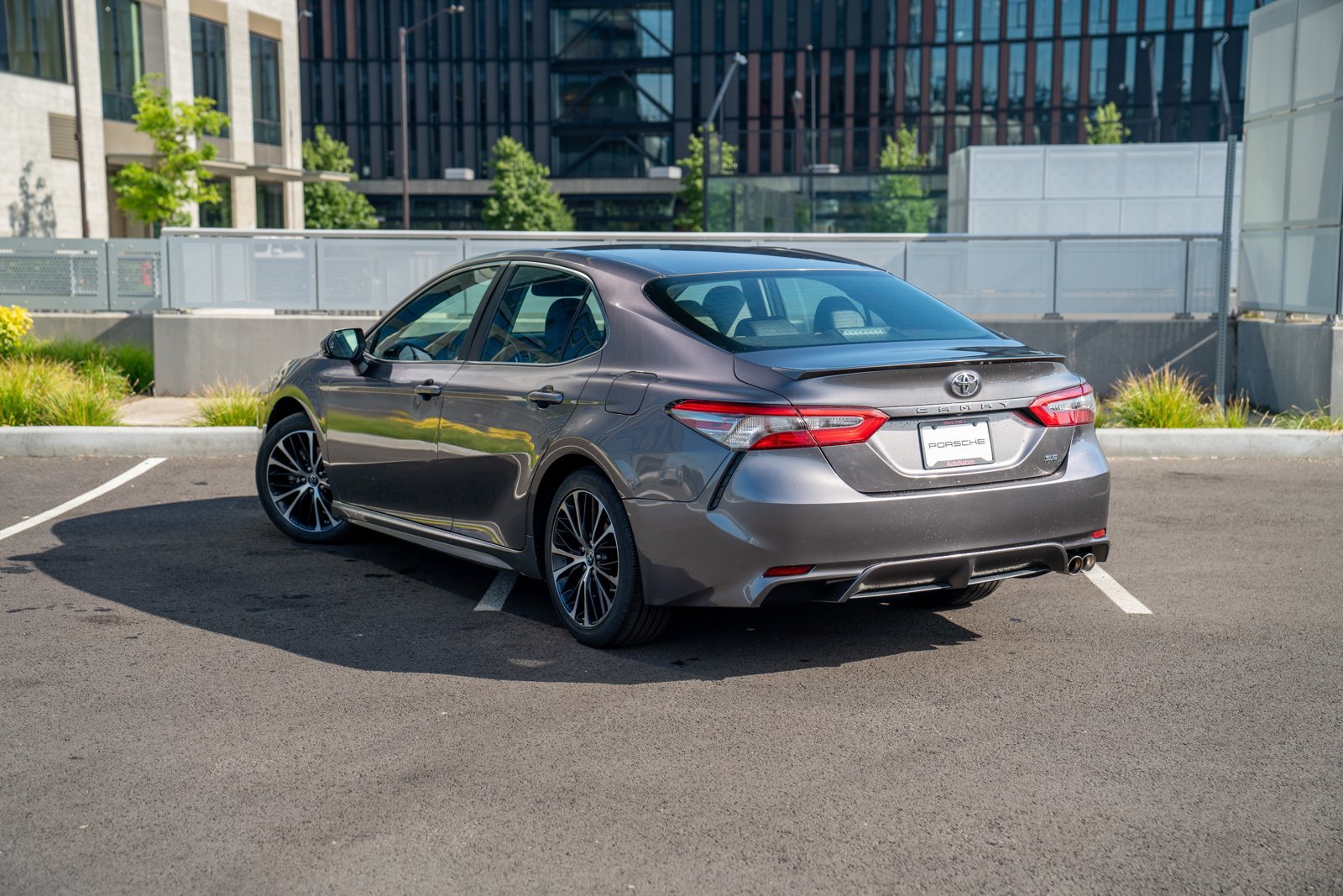 Used 2018 Toyota Camry SE w/ Convenience Package FWD image 3
