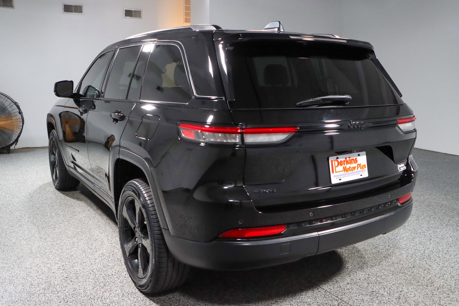 Used 2023 Jeep Grand Cherokee Altitude image 9