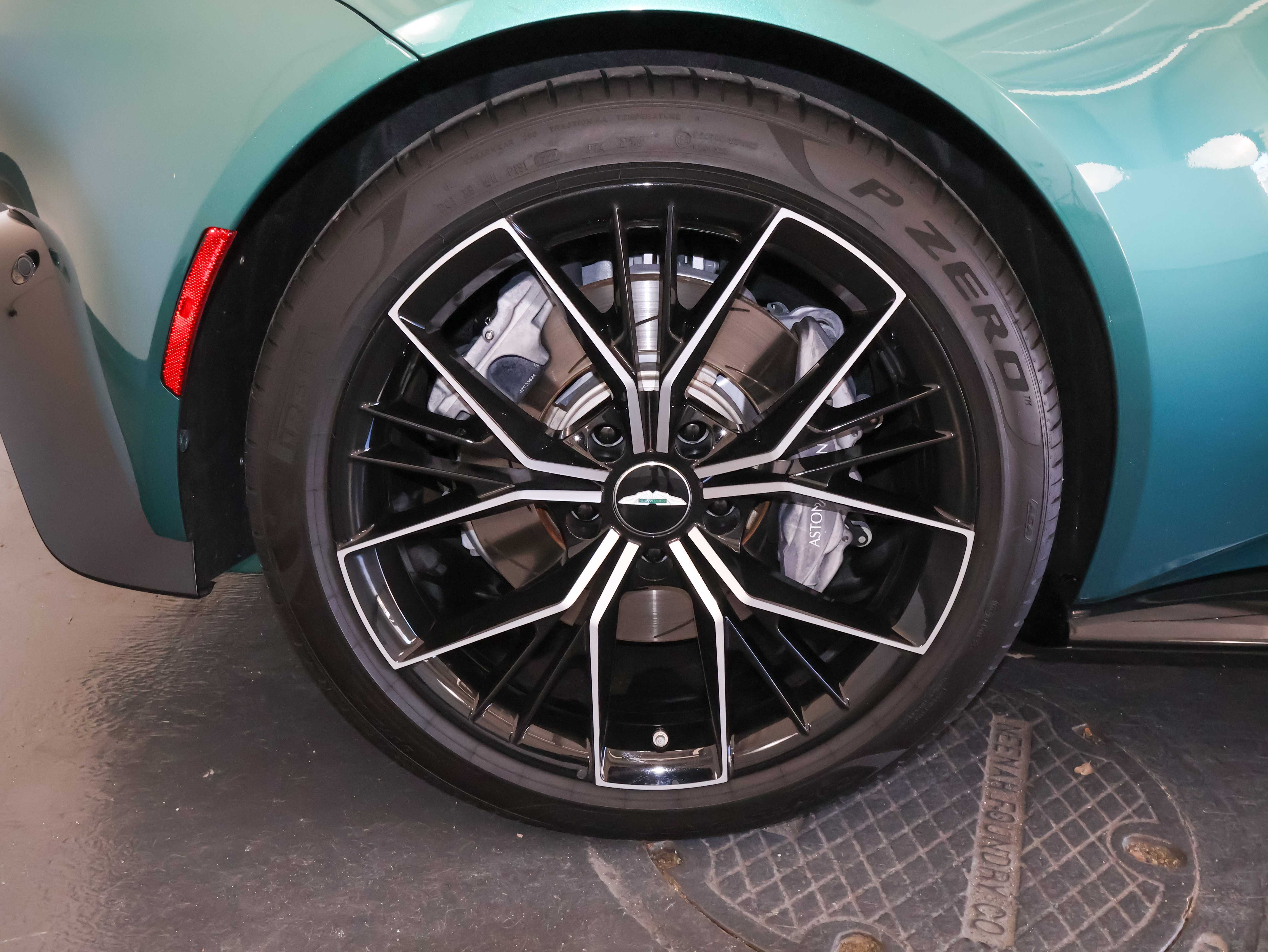 Used 2023 Aston Martin V8 Vantage Roadster RWD image 32