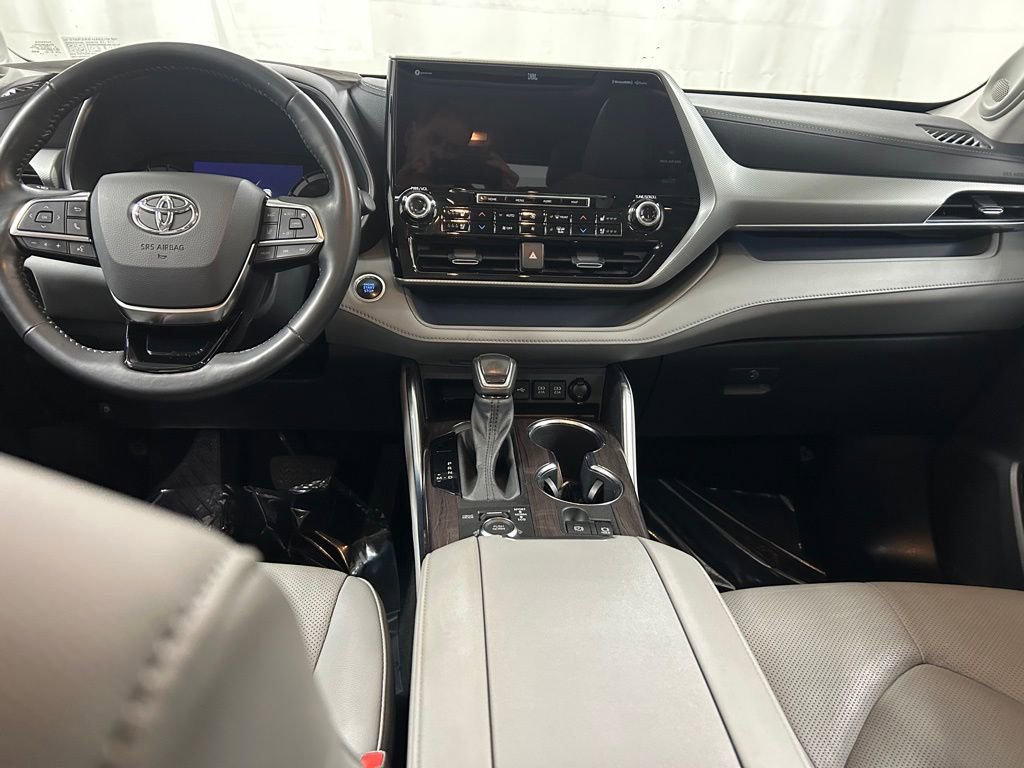 Used 2021 Toyota Highlander Platinum image 17