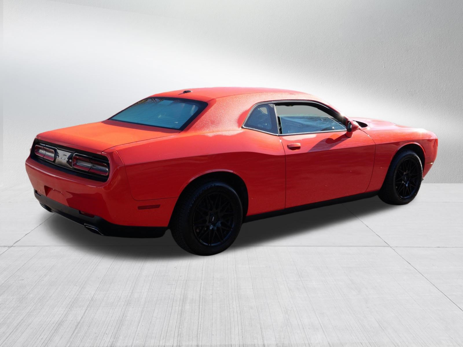 Used 2016 Dodge Challenger SXT w/ Driver Convenience Group RWD image 7