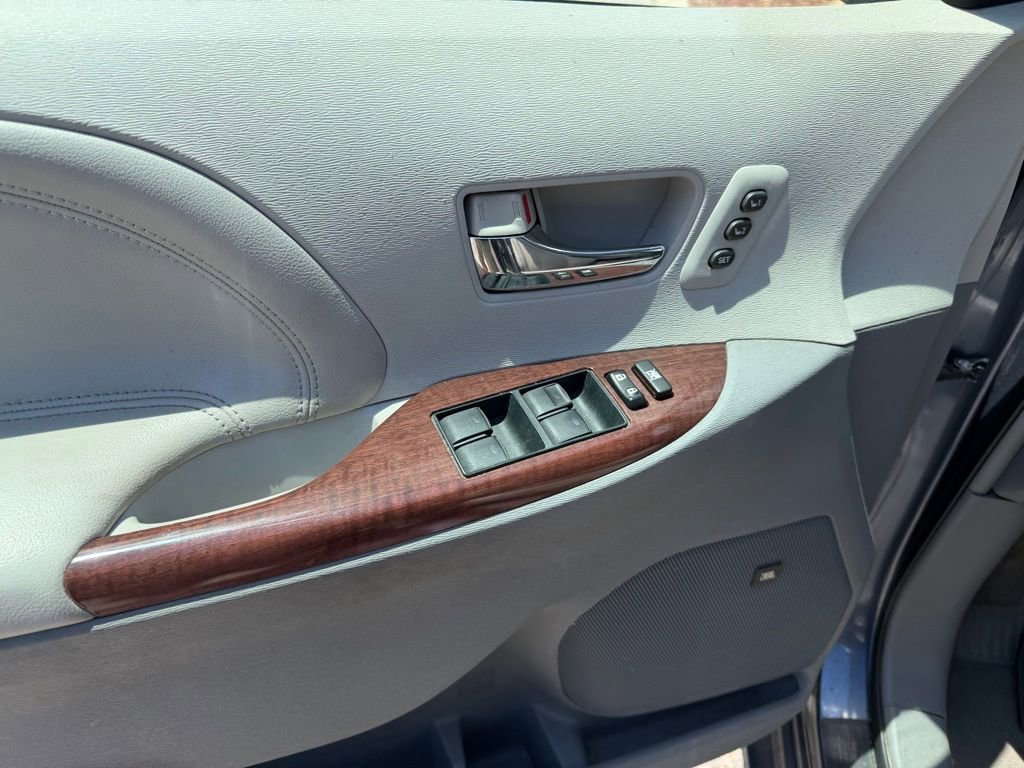 Used 2014 Toyota Sienna Limited w/ Limited Premium Package FWD image 22
