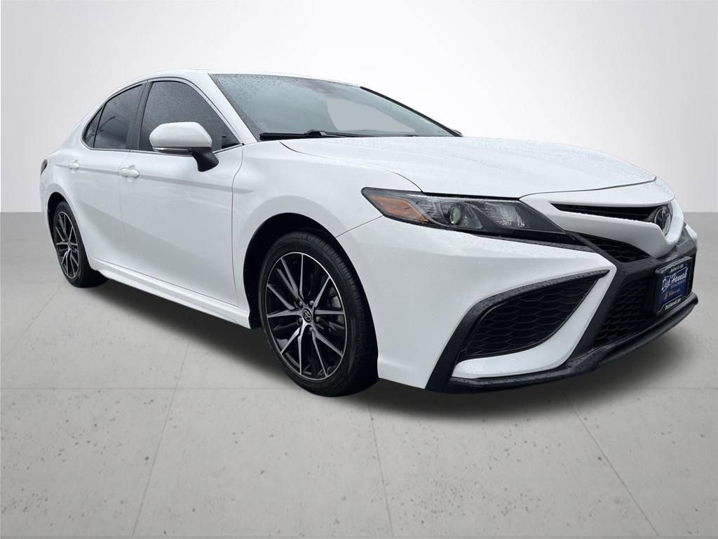 Used 2023 Toyota Camry SE image 3