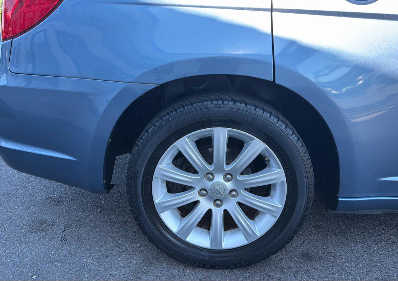 Used 2011 Chrysler 200 Touring FWD image 19