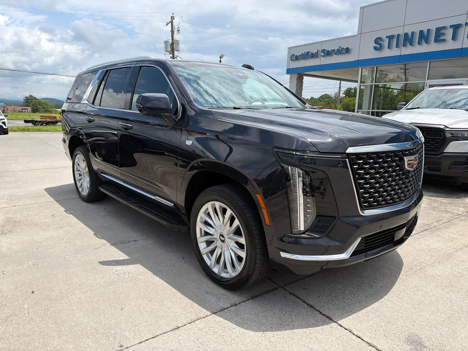 Used 2025 Cadillac Escalade Luxury AWD/4WD image 4