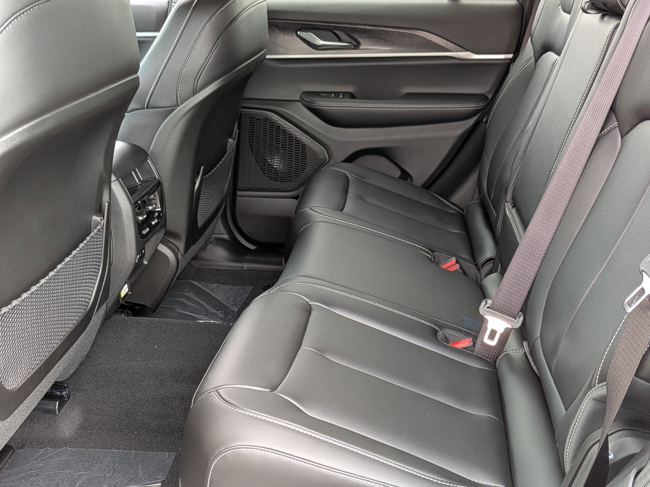 New 2025 Jeep Grand Cherokee Limited w/ Black Appearance Package image 33