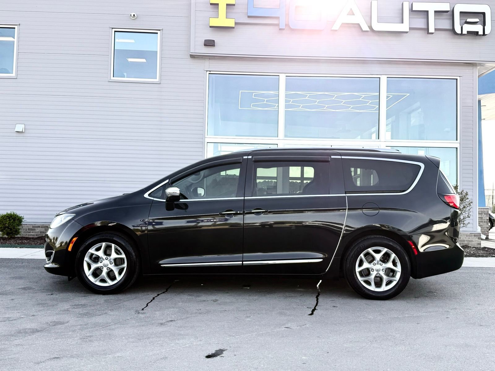 Used 2020 Chrysler Pacifica Limited FWD image 16
