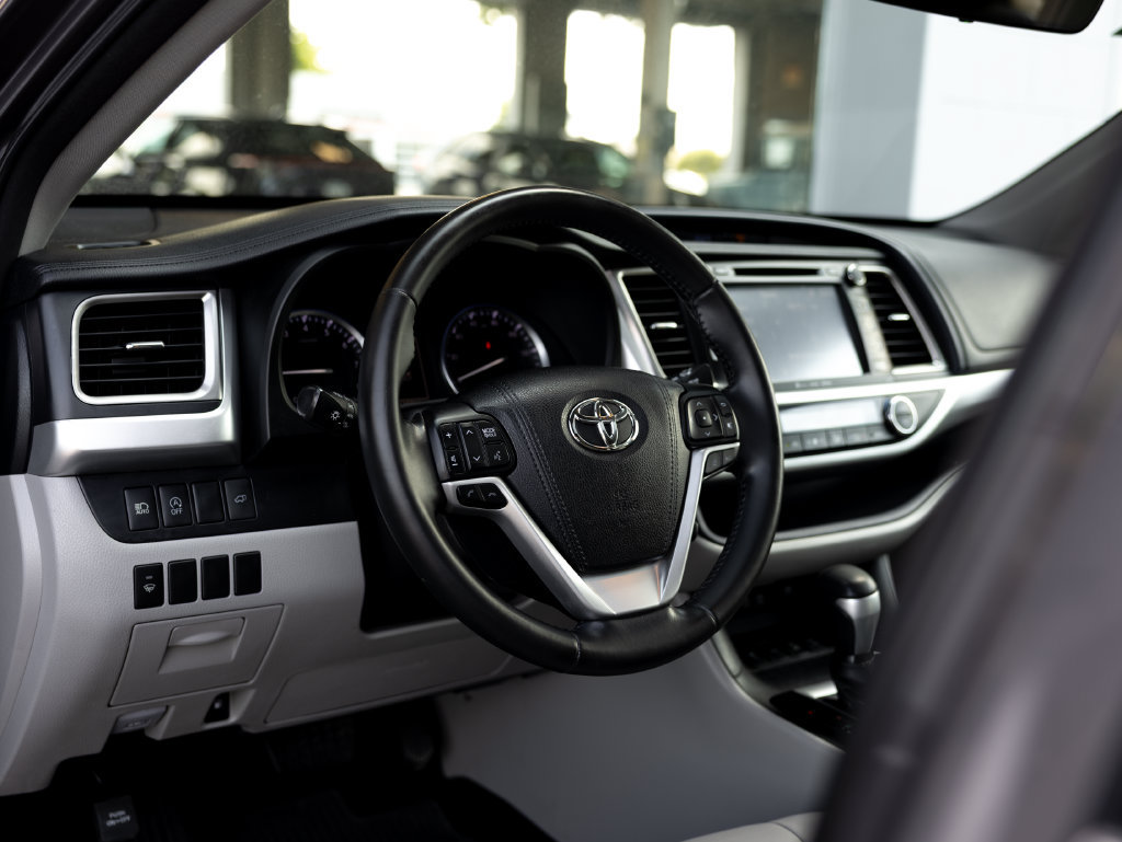 Used 2017 Toyota Highlander XLE AWD/4WD image 13