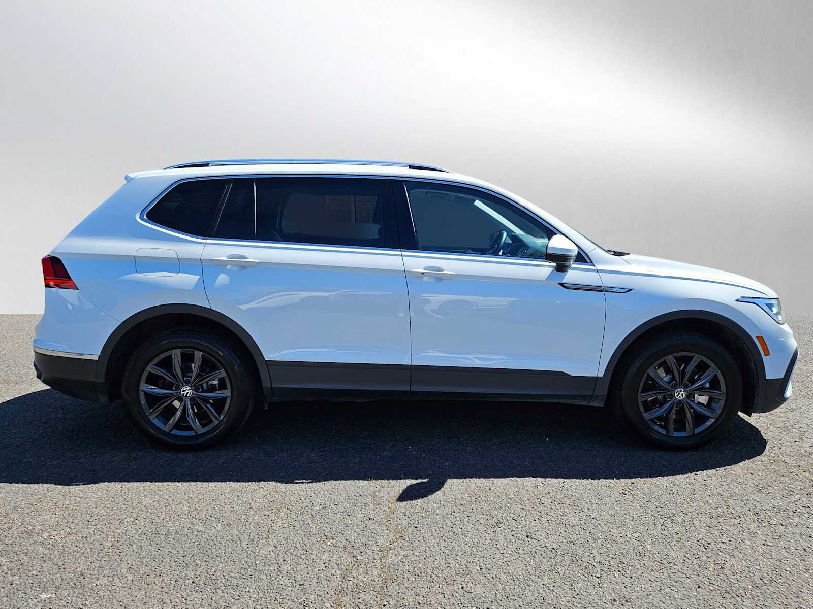 Used 2024 Volkswagen Tiguan SE image 8