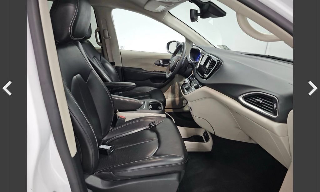 Used 2023 Chrysler Pacifica Touring-L FWD image 9