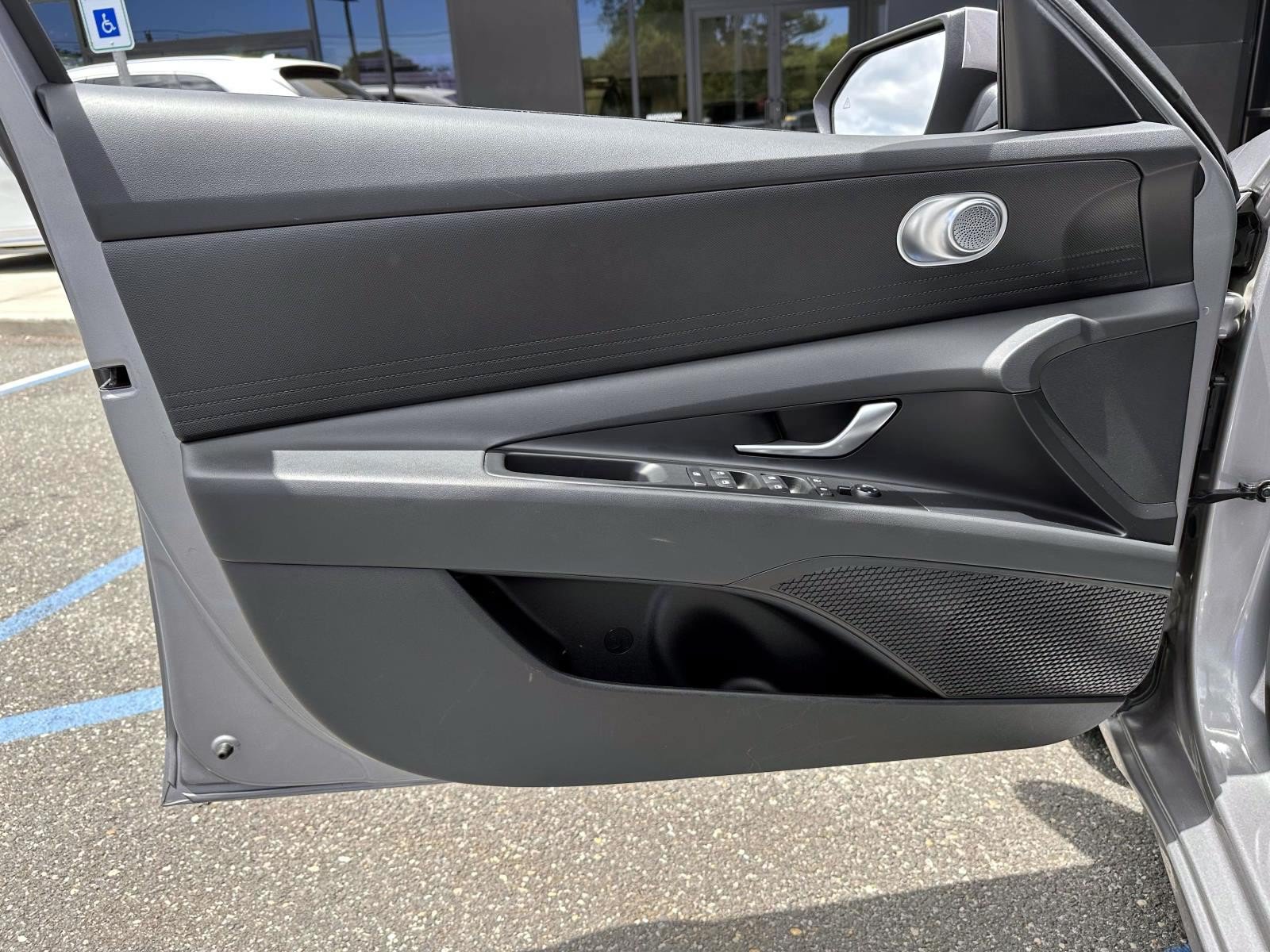 Used 2025 Hyundai Elantra SE FWD image 9