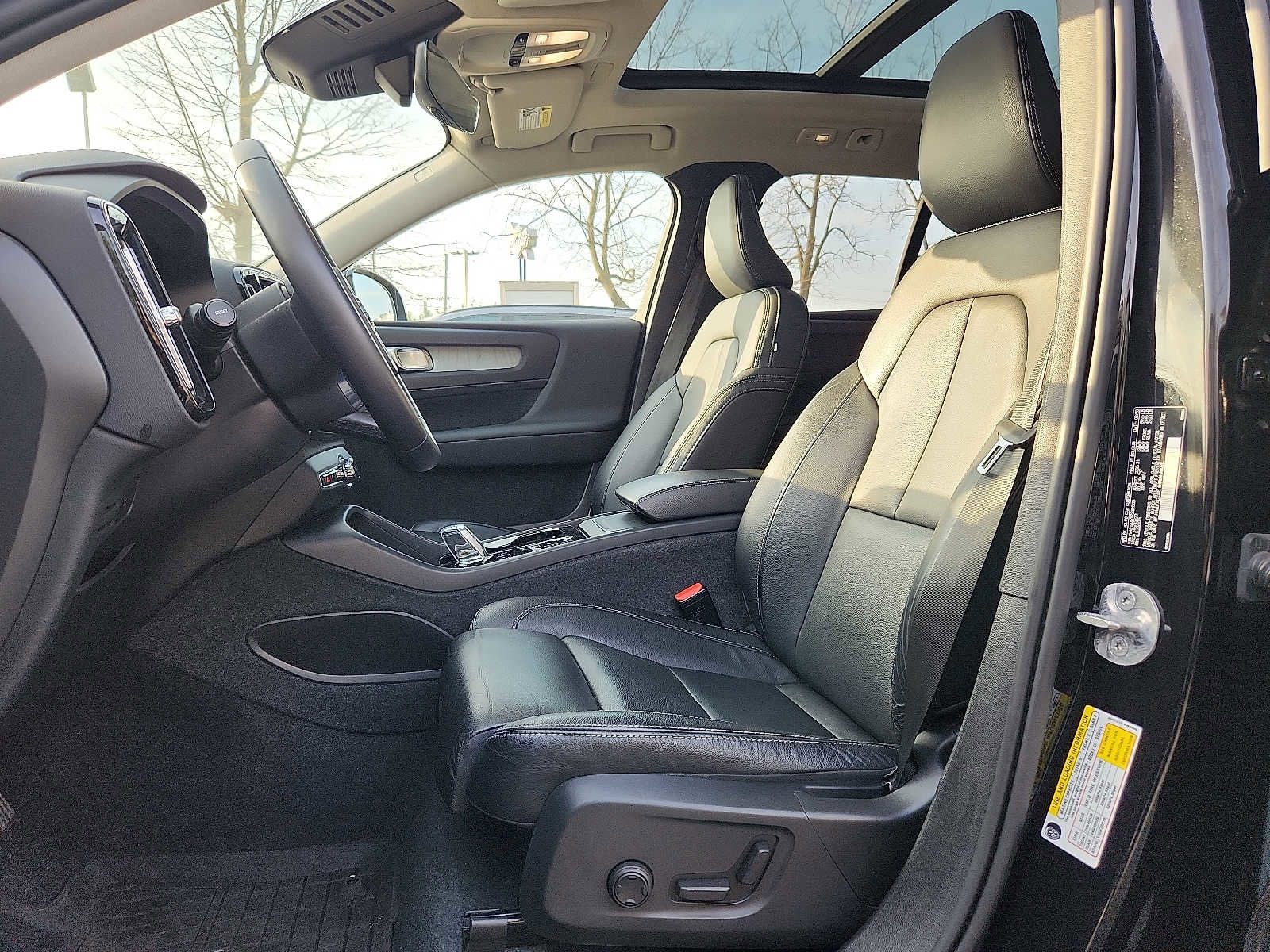 Certified 2023 Volvo XC40 B5 Plus w/ Protection Package Premier image 13