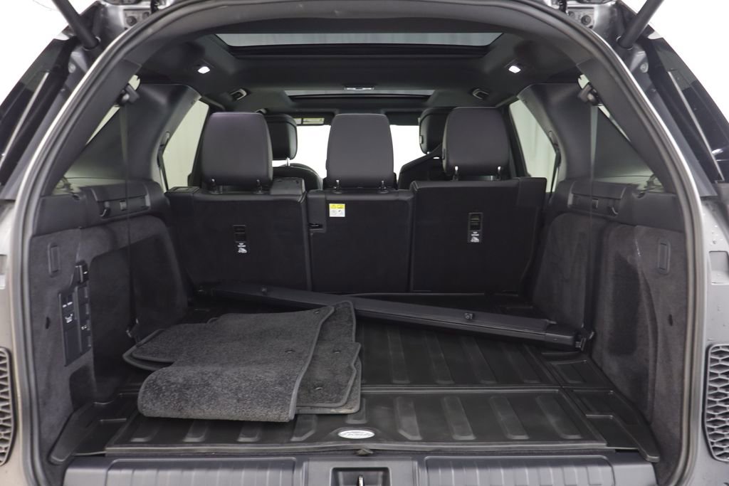 Used 2025 Land Rover Discovery S image 19