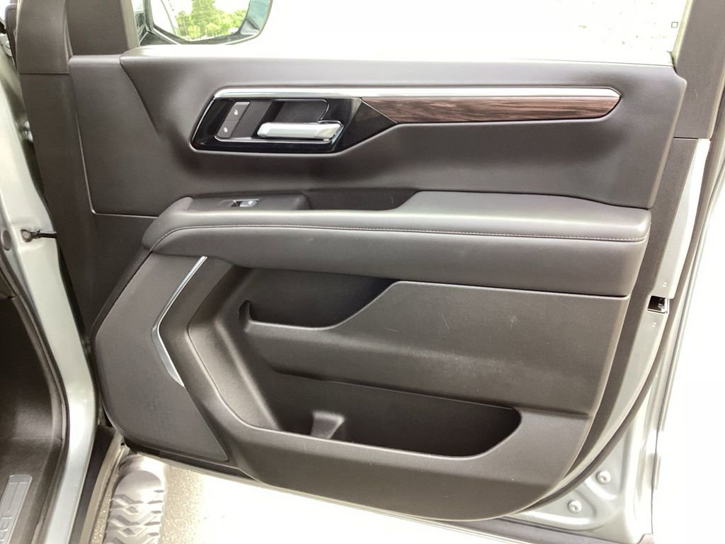 Used 2025 Chevrolet Suburban Z71 AWD/4WD image 26