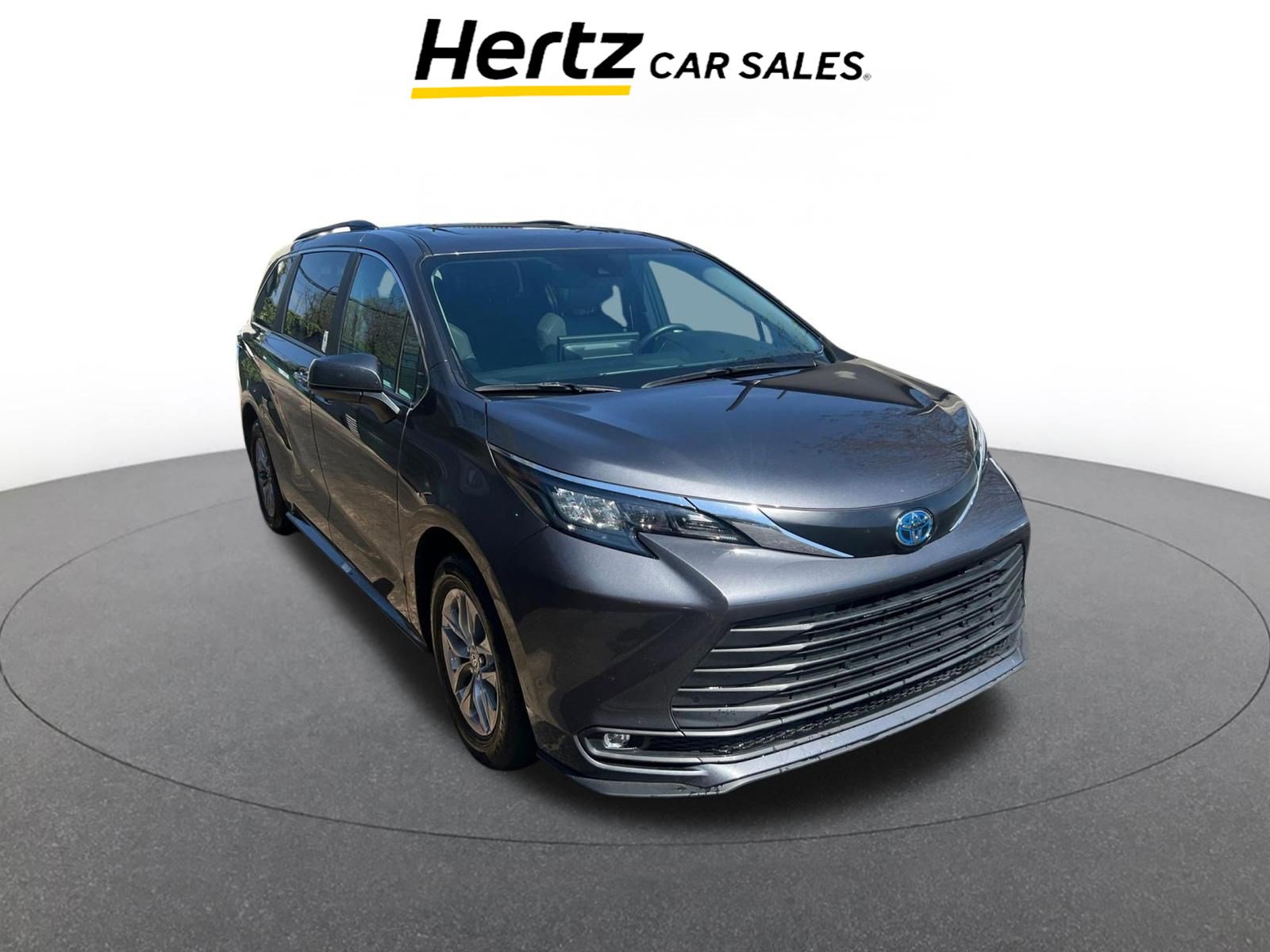 Used 2025 Toyota Sienna XLE image 1