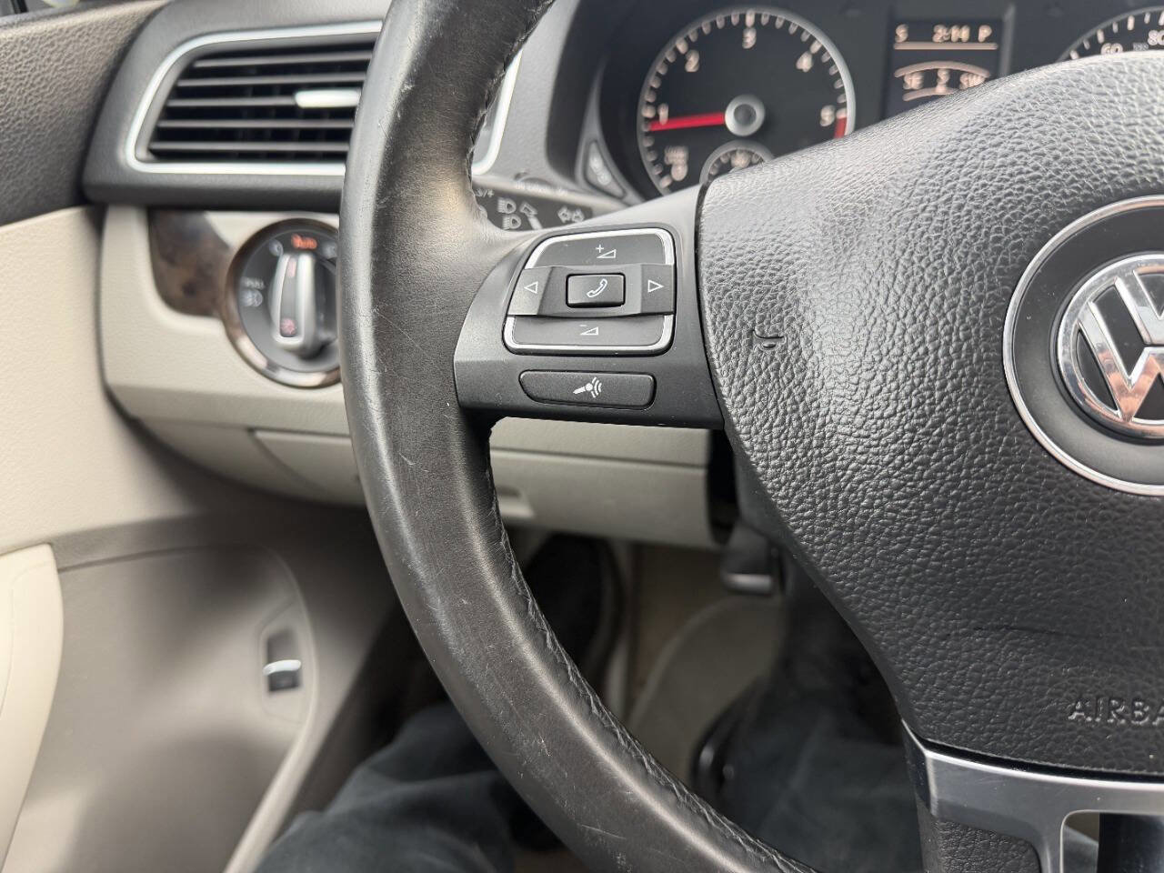 Used 2015 Volkswagen Passat TDI SEL Premium image 34