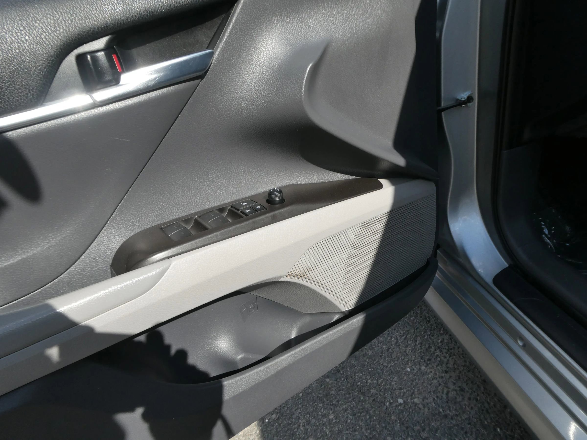 Used 2022 Toyota Camry LE FWD image 14