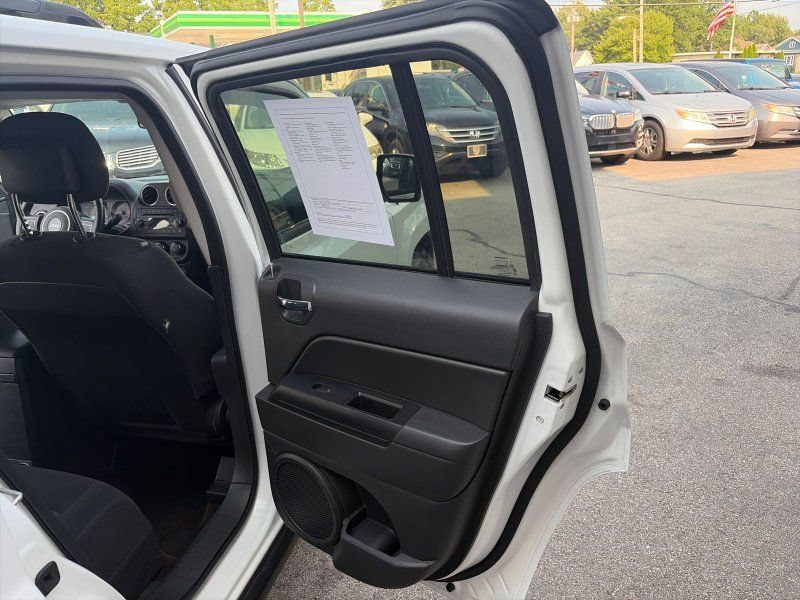 Used 2016 Jeep Patriot Latitude FWD image 10