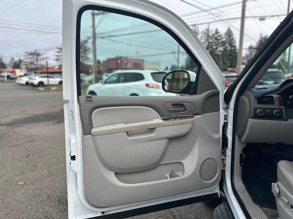 Used 2010 Chevrolet Suburban LT image 11
