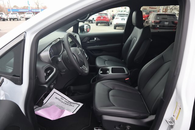 New 2026 Chrysler Voyager LX image 5