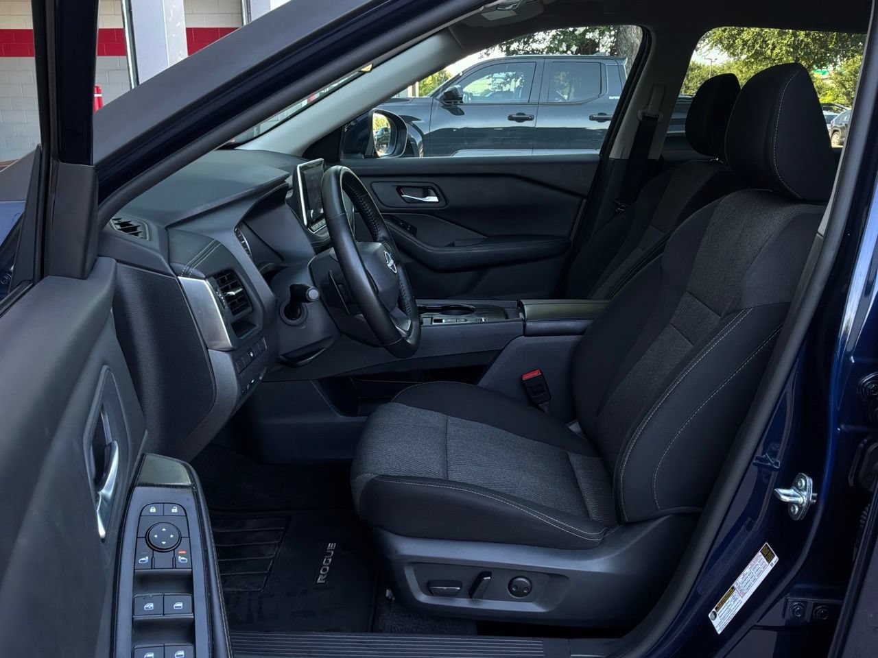 Used 2025 Nissan Rogue SV FWD image 10