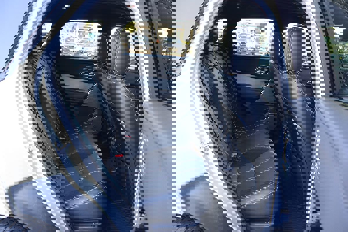 Used 2018 Land Rover Range Rover Velar R-Dynamic SE image 40