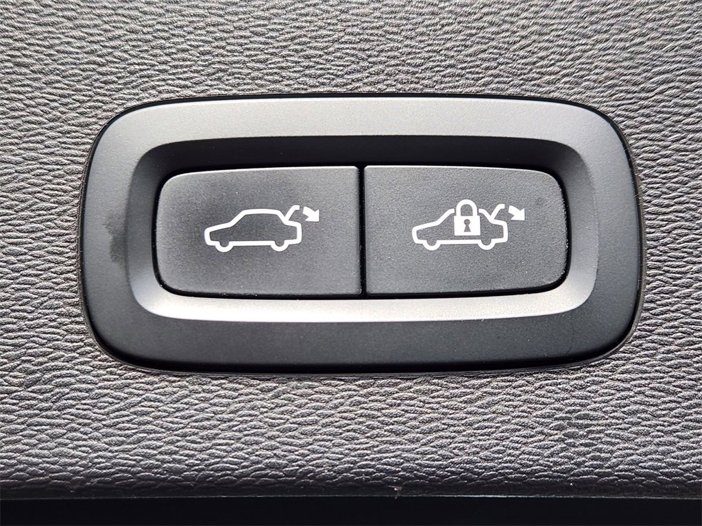 Used 2023 Volvo C40 P8 Recharge Ultimate w/ Protection Package Premier image 25