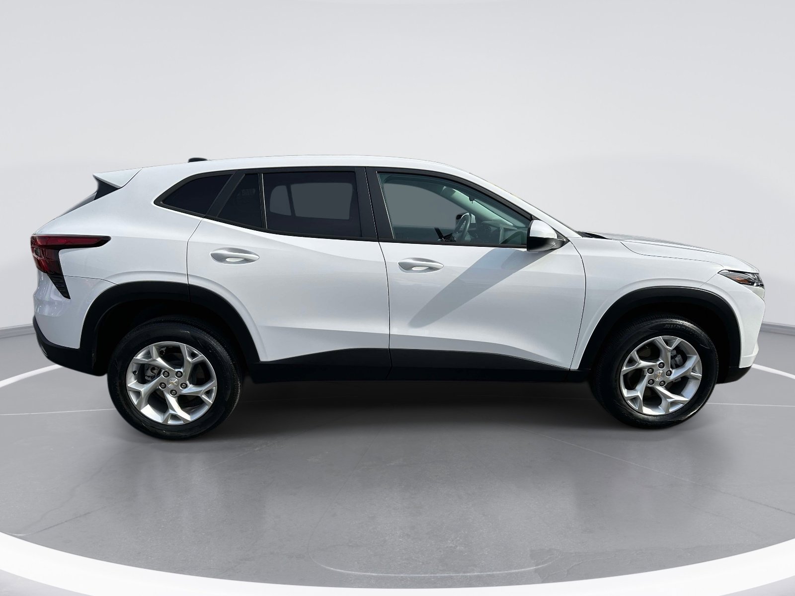 Used 2024 Chevrolet Trax LS w/ LS Convenience Package image 4