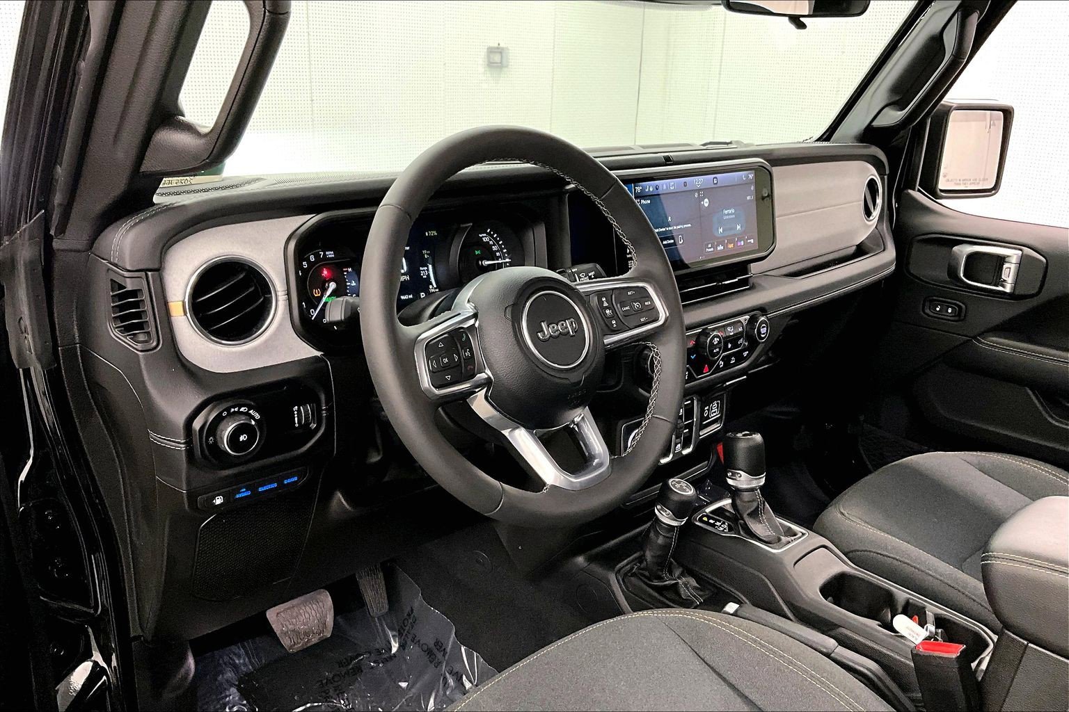 Used 2025 Jeep Wrangler Unlimited Sahara w/ Safety Group AWD/4WD image 16