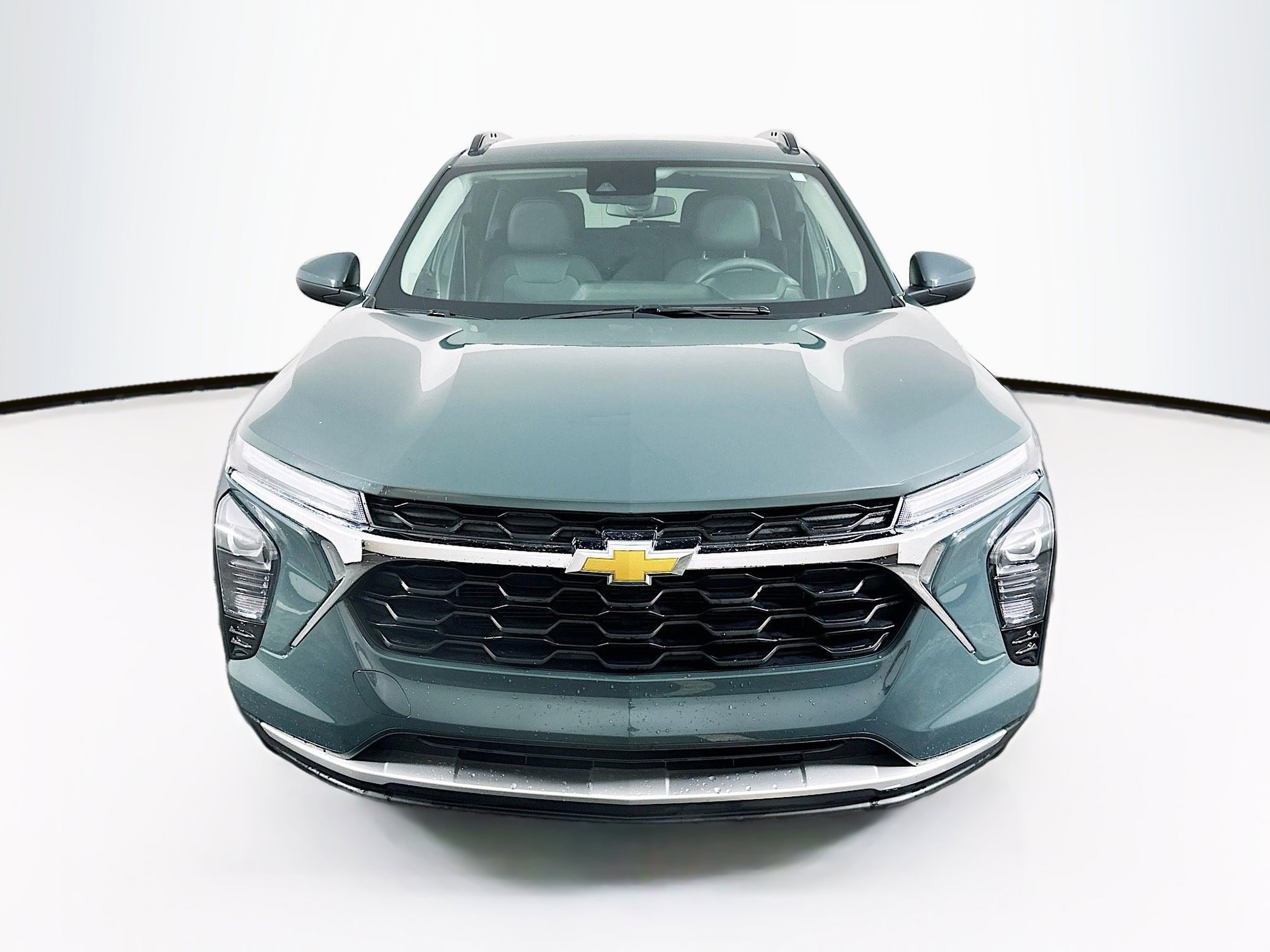 Used 2025 Chevrolet Trax LT image 2